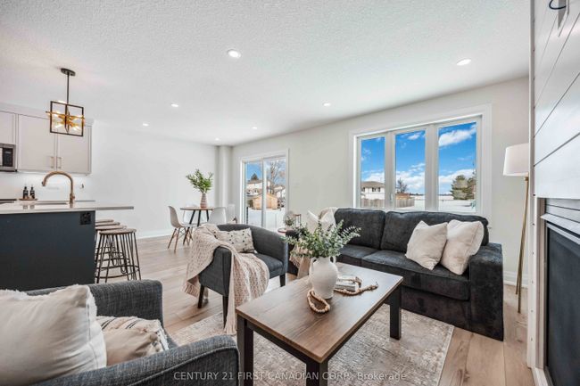 483 Huron St, House other with 3 bedrooms, 3 bathrooms and 2 parking in Wyoming ON | Image 6