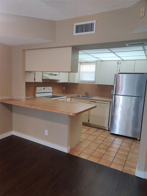 apt-509-8290 Lake Dr, Doral, FL, 33166-4676 | Card Image