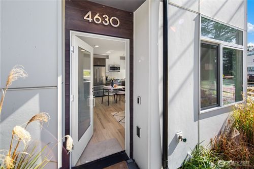 4630 Linden Ave N, Seattle, WA, 98103-6534 | Card Image