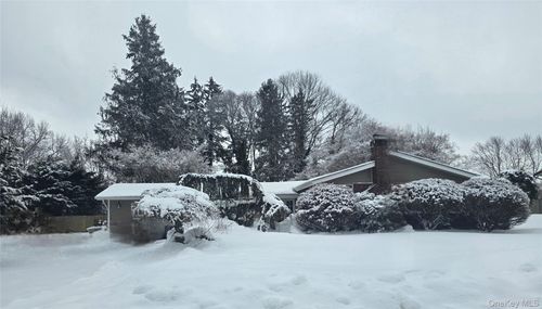 25 Fuller St, Dix Hills, NY, 11746-6658 | Card Image