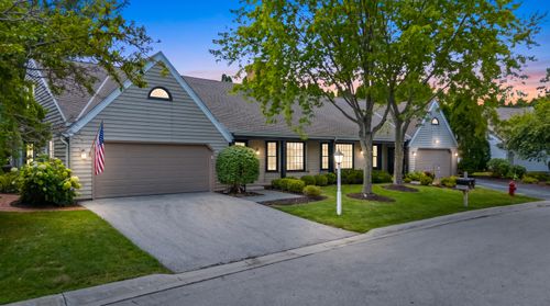 945 W Shaker Cir, Mequon, WI, 53092-6031 | Card Image