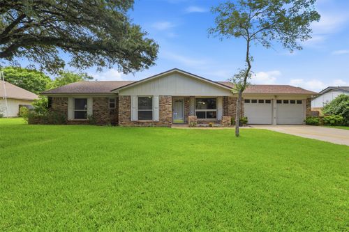 1323 Hemphill Dr, Cleburne, TX, 76033-6622 | Card Image