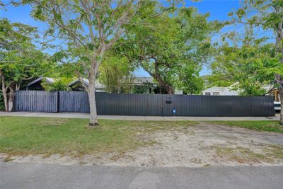 6773 S Waterway Dr, House other with 3 bedrooms, 2 bathrooms and null parking in Miami FL | Image 1