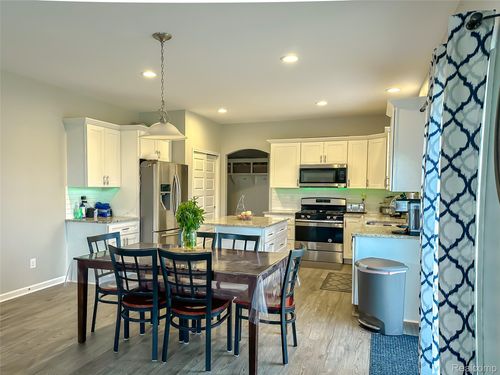 1395 Bluff Dr, Howell, MI, 48843-9710 | Card Image