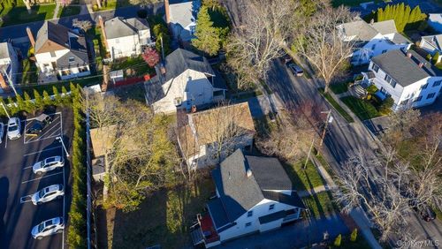 24 Dennis St, Manhasset, NY, 11030-3010 | Card Image