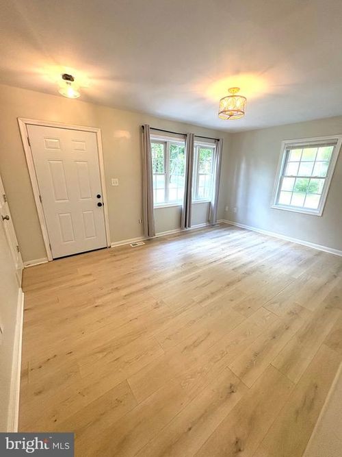 1300 Clatterbuck Ln, AMISSVILLE, VA, 20106-2010 | Card Image