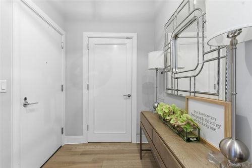 unit-1025-100 Garvies Point Rd, Glen Cove, NY, 11542-5000 | Card Image