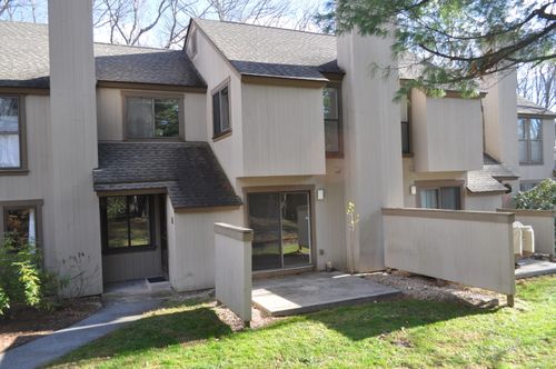 7-7 Chestnut Dr, Avon, CT, 06001-4513 | Card Image