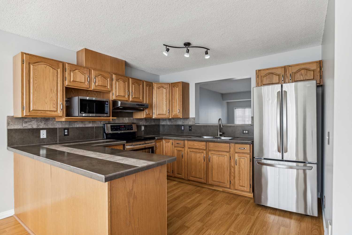 76 Kingsland Villas Sw, Home with 3 bedrooms, 2 bathrooms and 2 parking in Calgary AB | Image 10