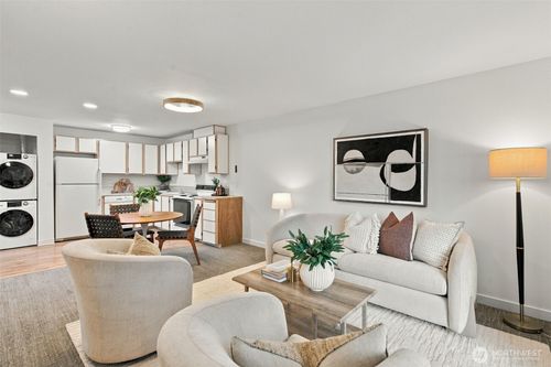 204-5225 50th Ave Ne, Seattle, WA, 98105-2872 | Card Image
