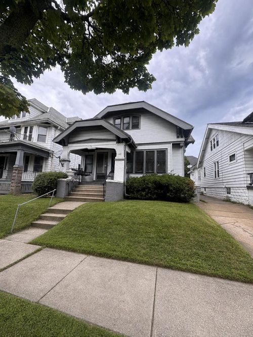 2206 W Keefe Ave, Milwaukee, WI, 53206-1821 | Card Image