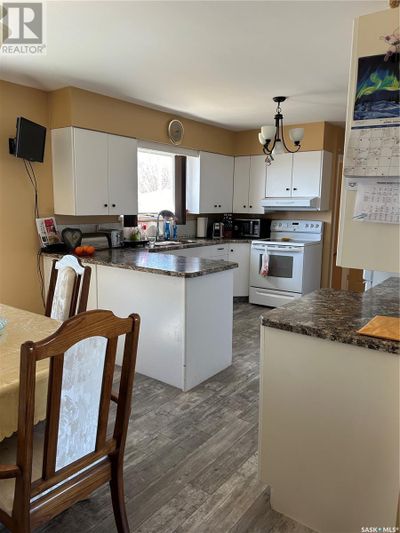 211 3 Rd Ave, House other with 5 bedrooms, 2 bathrooms and null parking in Kelvington SK | Image 2