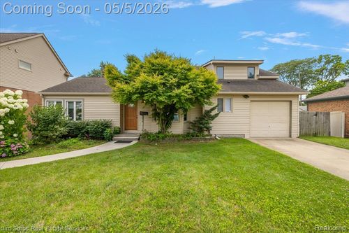 22470 Wildwood St, Saint Clair Shores, MI, 48081-2427 | Card Image