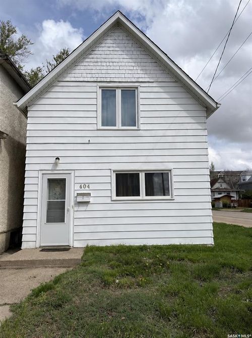 404 Fairford St W, Moose Jaw, SK, S6H1W2 | Card Image