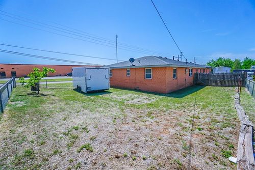 1909 W Modelle Ave, Clinton, OK, 73601-4258 | Card Image