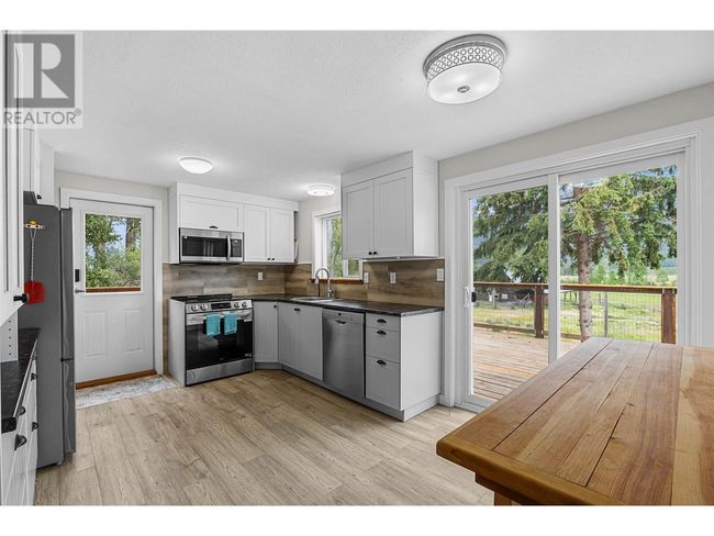 7398 Yellowhead Highway, House other with 3 bedrooms, 1 bathrooms and null parking in Darfield BC | Image 6
