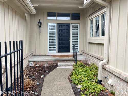 3-2483 Hickory Glen Dr, Bloomfield Hills, MI, 48304-2207 | Card Image