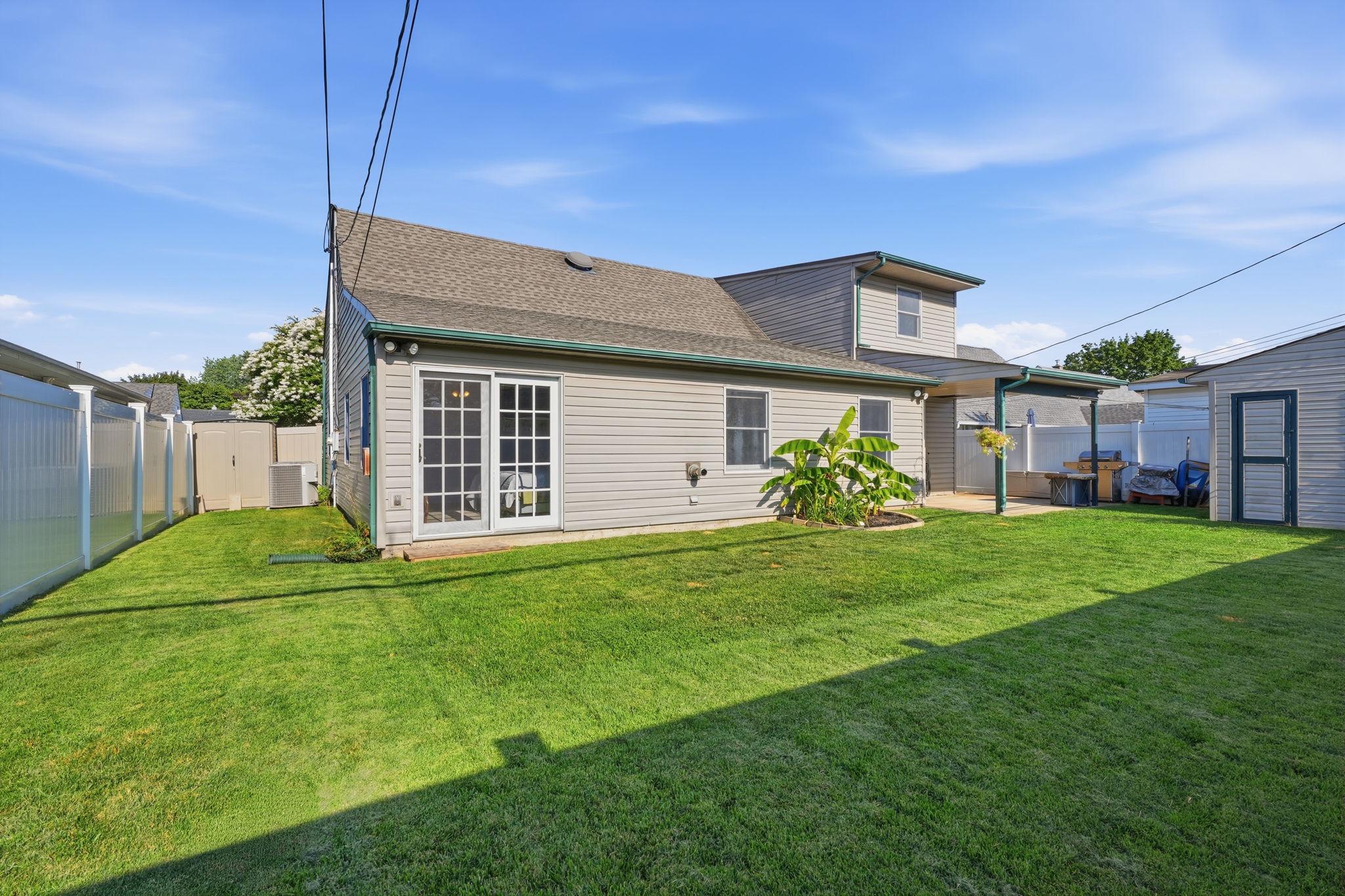 Residential in LEVITTOWN 2