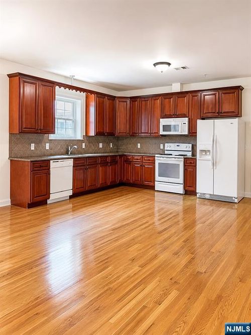 196 Franklin Ave, Nutley, NJ, 07110-3078 | Card Image