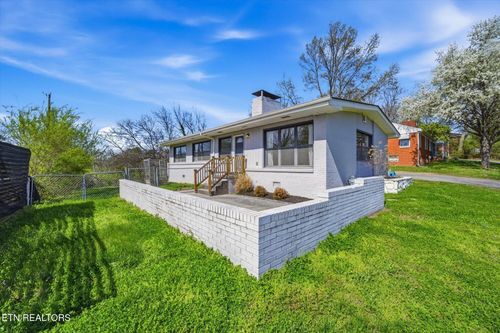 2807 Thomas Dr, Maryville, TN, 37804-2562 | Card Image