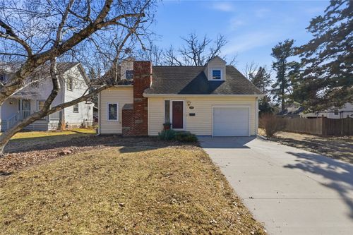 909 Walnut Street, Iowa City, IA, 52240 | Card Image