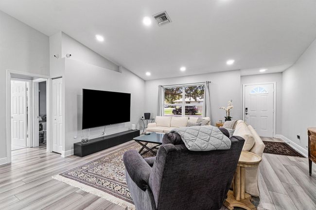 981 Wynndale Way, House other with 3 bedrooms, 2 bathrooms and null parking in Lantana FL | Image 5