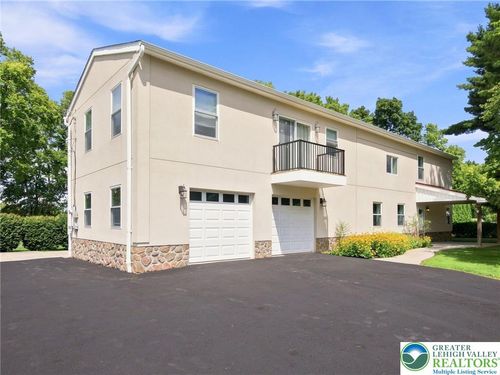 1739 Brown St, Allentown, PA, 18104-9717 | Card Image