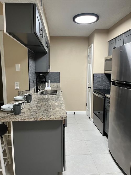 211 Thorn Tree Pl, BRANDON, FL, 33510-4354 | Card Image