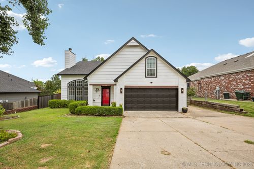 3717 S Rolling Oaks Dr, Tulsa, OK, 74107-4864 | Card Image