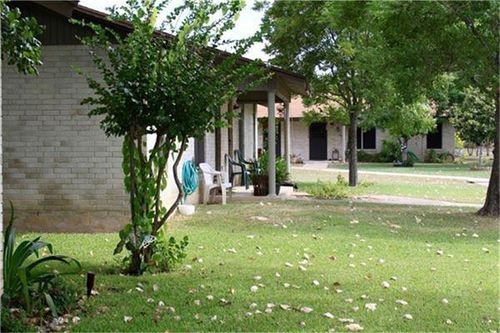 221 Peach St, Luling, TX, 78648-3400 | Card Image