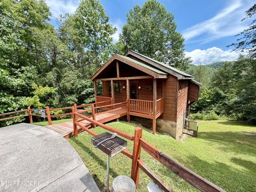 3852 Katelyns Ln, Sevierville, TN, 37876-9087 | Card Image