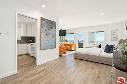 28 5th Pl, Long Beach, CA, 90802-5651 | Card Image