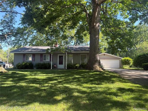 6284 Woodsdale Dr, Grand Blanc, MI, 48439-8513 | Card Image