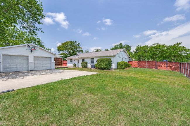 Huge backyard for a pickle ball court or swimming pool! | Image 24