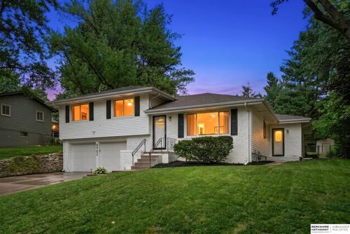 9762 Grover St, Omaha, NE, 68124-3773 | Card Image