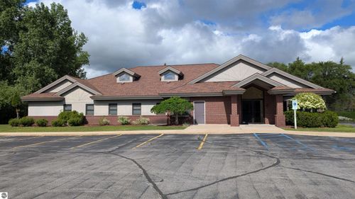 5015 N Royal Dr, Traverse City, MI, 49684-9292 | Card Image