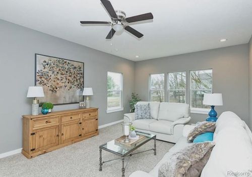 553 W Wildwood Dr, Owosso, MI, 48867-9119 | Card Image