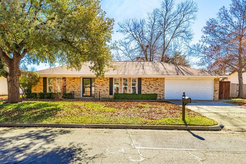 2100 Friar Tuck Dr, Arlington, TX, 76013-3455 | Card Image