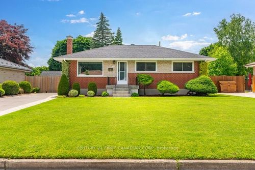lower-216 Irving Pl, London, ON, N5V2H9 | Card Image