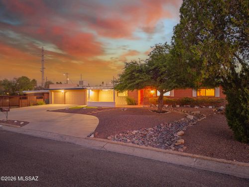 7052 E Baker St, Tucson, AZ, 85710-2232 | Card Image