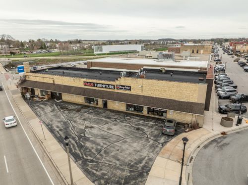 337 N Main St, West Bend, WI, 53095-3319 | Card Image