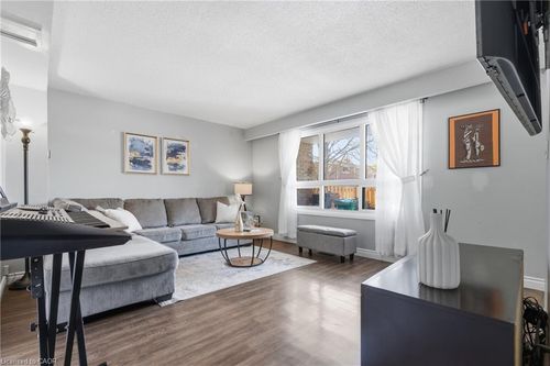 44-423 Westwood Dr, Kitchener, ON, N2M5B5 | Card Image