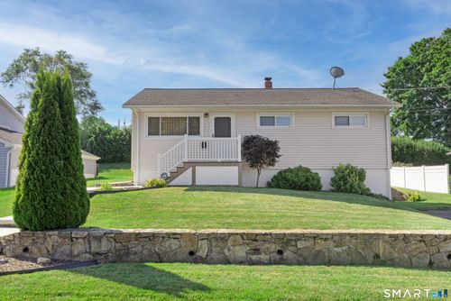 18 Harris Rd, Ansonia, CT, 06401-2516 | Card Image
