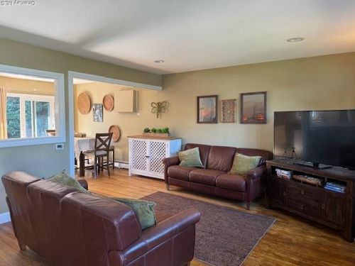 28 Lockwood Ave, Farmingdale, NY, 11735-4505 | Card Image