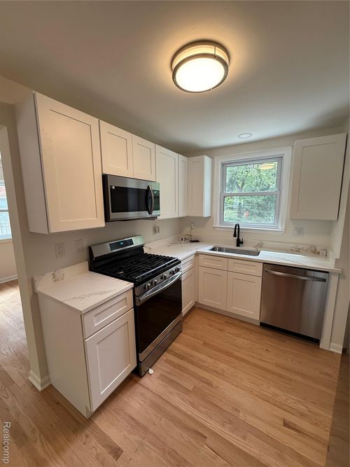 23491 Meadowlark St, Oak Park, MI, 48237-2264 | Card Image