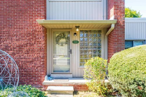 709 Lakepointe St, Grosse Pointe Park, MI, 48230-1705 | Card Image