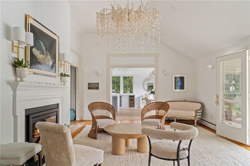 124 Harrison Ave, Newport, RI, 02840-3704 | Card Image