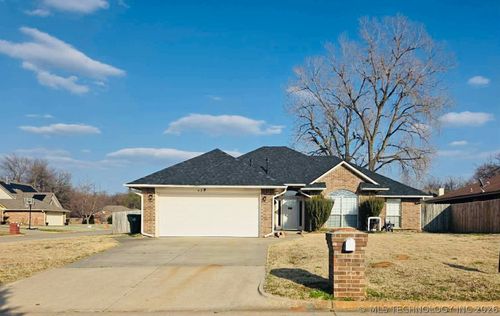 424 Blue Spruce Dr, Midwest City, OK, 73130-3222 | Card Image