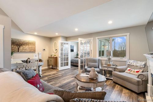 5024 Meadowbrook Ln, Flushing, MI, 48433-1388 | Card Image
