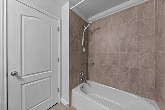 Bathroom with shower / tub combination | Image 22